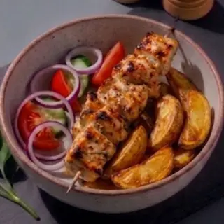 Pileći raznjići na cumur+pekarski krompir+povrće