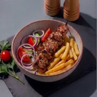 Svinski raznjici na ćumur + pomfrit + povrće