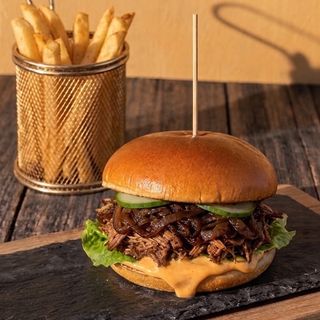 Burger sa cepkanom svinjetinom + pomfrit