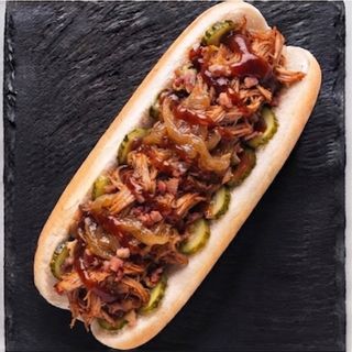 Datski Hot Dog sa cepkanom svinjetinom I slatkim lukom
