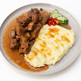 Juneći gulaš 300gr + prilog