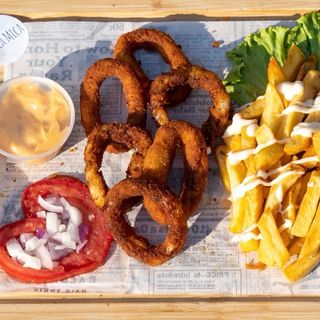 Pohovani luk i pomfrit.