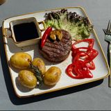 Juneći biftek sa sosom BBQ i mladim krompirom 350g