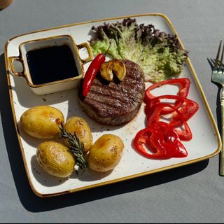 Juneći biftek sa sosom BBQ i mladim krompirom 350g