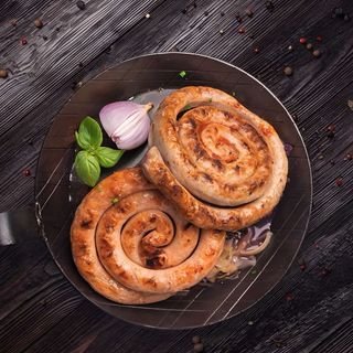 Domaće kobasice sa lukom, kajmakom i lepinjom