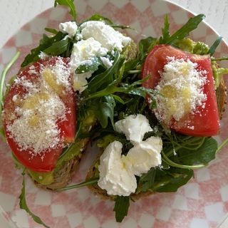 Avokado bruschetta