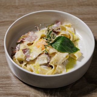 Pasta Karbonara sa pavlakom i pršutom