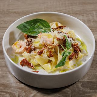 Pasta sa škampima i sušenim paradajzom u krem sosu