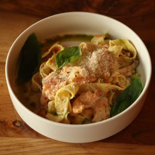 Pasta sa lososom, pestom i ikrom leteće ribe