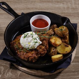 Biftek sa krompirom na seoski način i sosom "Tkemali"