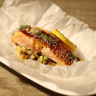 Stejk od lososa sa povrtnim ratatujom i unagi sosom