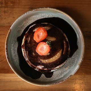 Pan-kejk sa čokoladnim sirupom