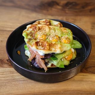 Sendvič sa mariniranim lososom, krem sirom i spicy sosom