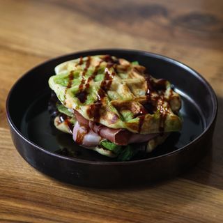 Sendvič sa mortadelom i pršutom, svježim povrćem i unagi sosom