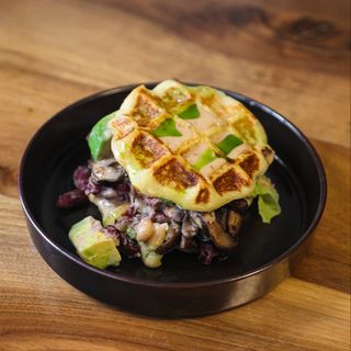 Veganski sendvič sa pasuljem, avokadom, šampinjonima i gamadari sosom