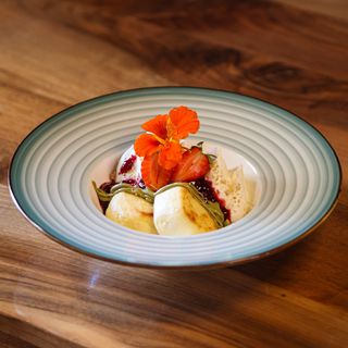 Sirnici sa penastim kremom i pistać pastom