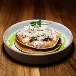 Pan-kejk sa žulijenom od šampinjona i parmezan sirom