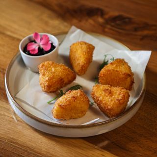 Prženi kamamber sa sosom od crne ribizle