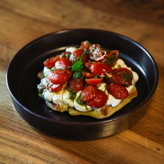 Brusketa sa domaćim slanim sirom, slatkim paradajzom i domaćim hlebom