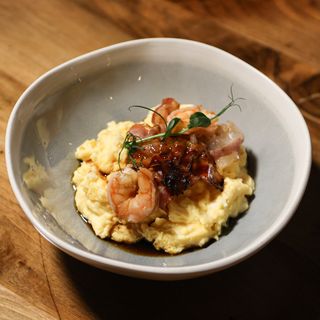 Kremasti skrembl sa škampima i slaninom, sa terijaki sosom