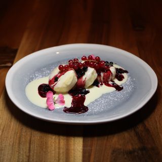 Sirnici u beloj čokoladi sa svežim voćem