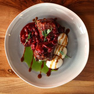 Tomljena goveđa grudina u sosu od višnje sa pireom od karfiola