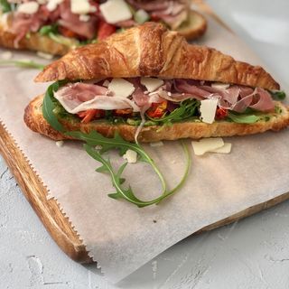 Sendvič pršuta kroasan