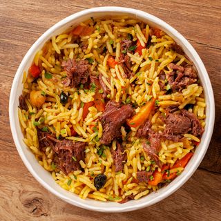Pilav sa govedinom i salatom 380g