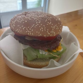 Domaći burger s jajima i goveđim pljeskavicama.