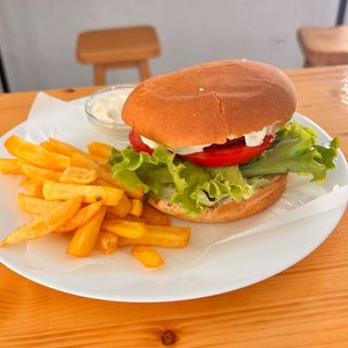Burger sa piletinom + pomfrit + tar tar sos 400g