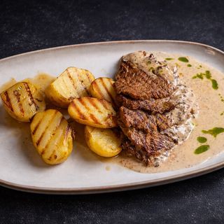 Goveđi medaljoni sa biber sosom