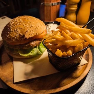 Pljeskavica 0,350 grama ,pomfrit