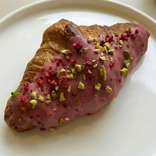 Kroasan Pistaći–Malina