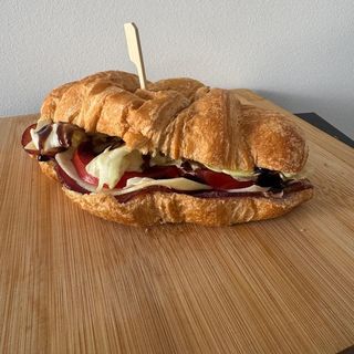 Slani kroasan sa pršutom 200gr