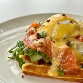 Vafli od krompira sa blago slanim lososom i holandez sosom