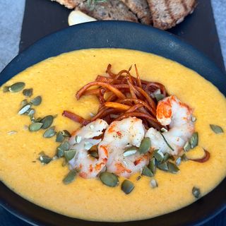 Krem supa od bundeve sa krutonima i škampima