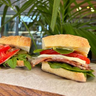 Sendvič sa sirom mocarela i pesto sosem