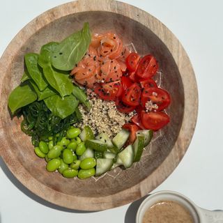 Salata sa lososom, morskom salatom, kvinojom i susamom