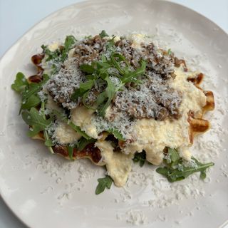 Vafli od krompira sa prelivom od vrganja i sampinjona i kremom od parmezana