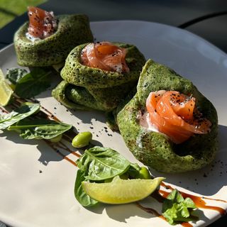 Palačinke od španac sa blago slanim lososom