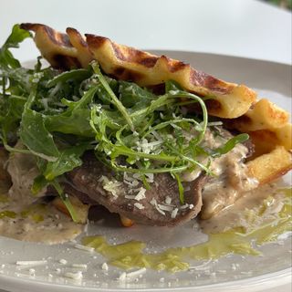 Vafli od krompira sa kuvanim goveđim jezikom i kremasto-orašastim sosom sa tartuf pastom