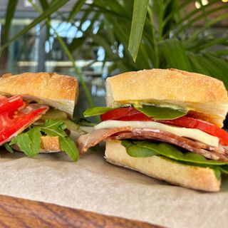 Sendvič sa dimljenim vratom i dijon senfom