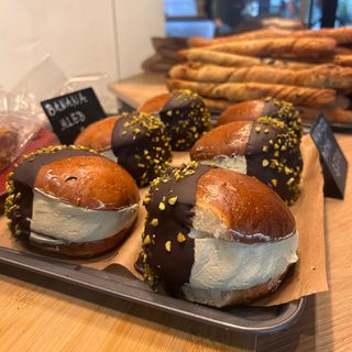 Maritozzi sa pistaci kremom i cokoladom