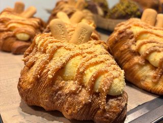 Puter kroasan sa karamelom i plazmom