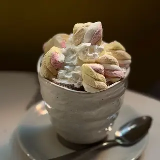 Topla cokolada sa marshmallow-om