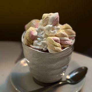 Topla cokolada sa marshmallow-om