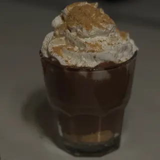 Topla cokolada sa plazmom i slagom