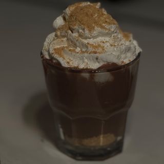 Topla cokolada sa plazmom i slagom