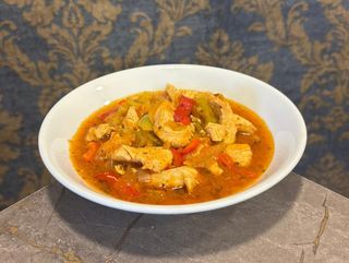 Kırmızı soslu tavuk sote/Piletina pržena sa crvenim sosom