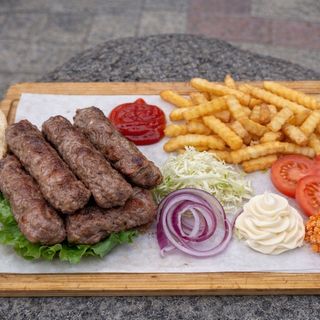 Pet ćevapa i pomfrit